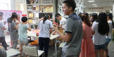 相親相愛一家人，畢加展覽為員工慶祝生日